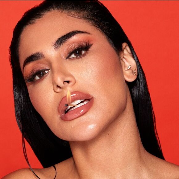 Huda Beauty Spicy Plumping Silk Lip Balm - Picture 5 of 14